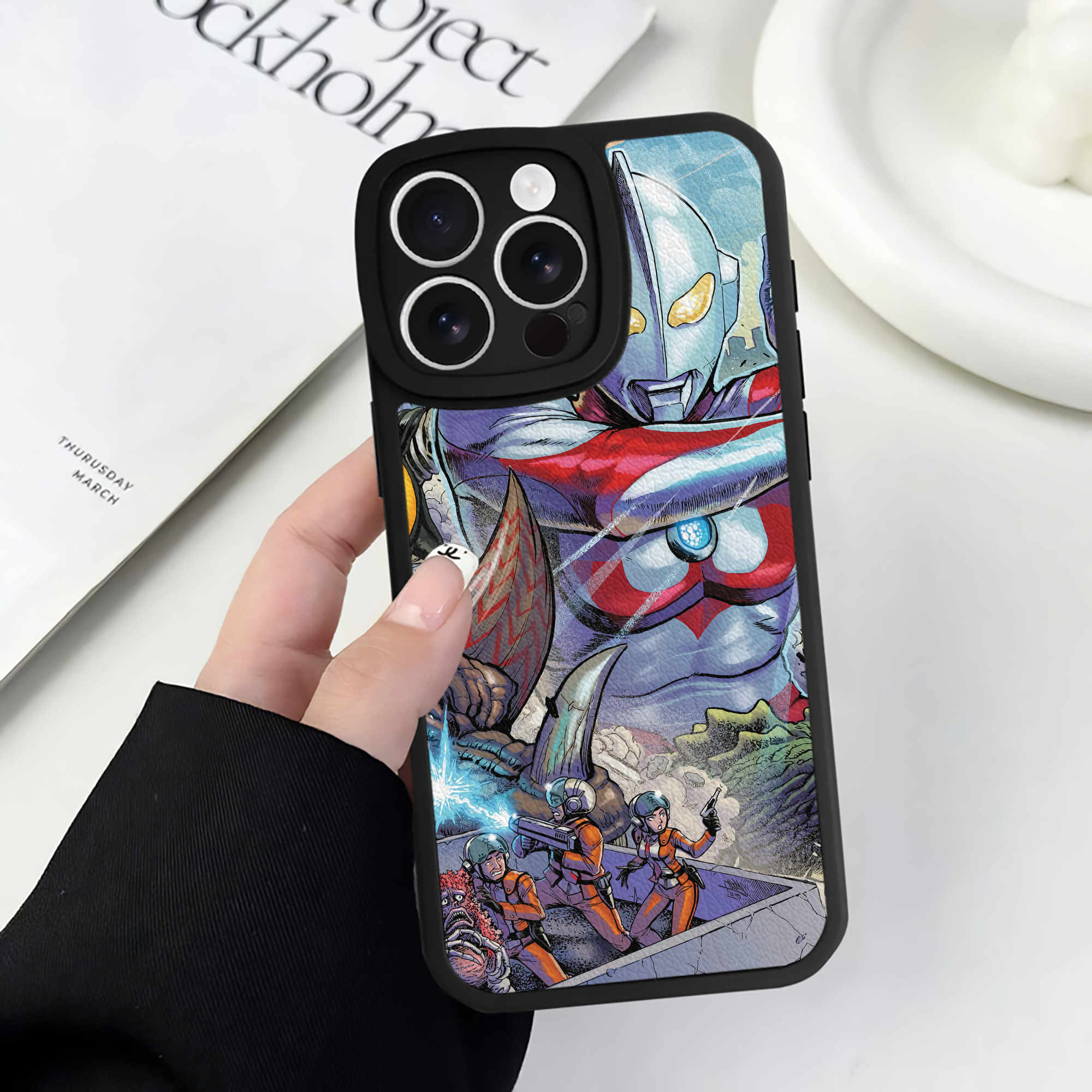 （画像用） ウルトラマン Ultraman 【iPhone 16シリーズ対応】シリコンスマホケース（レザー調） 材質：シリコン